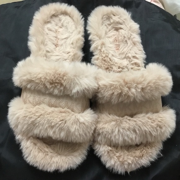 MK Michael Kors Fuzzy Pink Faux Fur MK Logo Monogram Slides Slippers - Picture 1 of 7